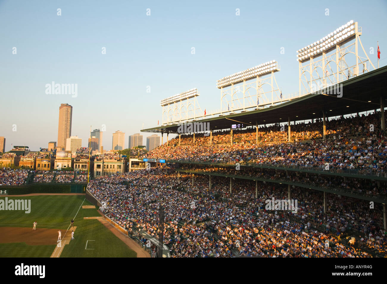 ILLINOIS Chicago folla nelle parti superiore e inferiore dei ponti a Wrigley Field night game stadium per Chicago Cubs professionale team di baseball Foto Stock