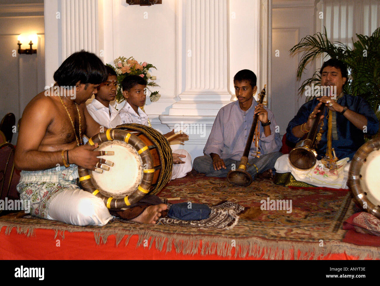 Il matrimonio induista matrimonio banda musicale uomo Sri Lanka Foto Stock