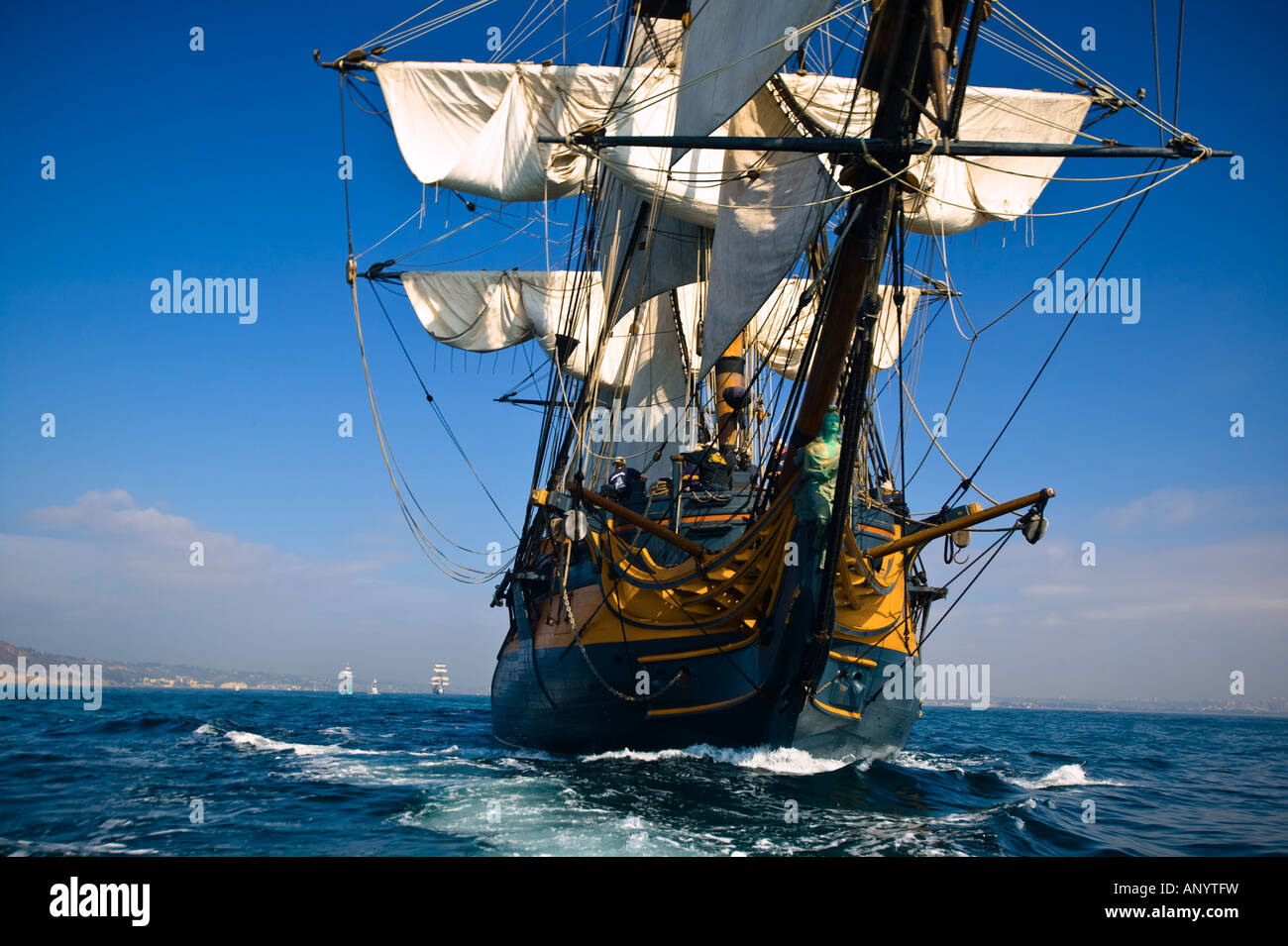 HMS sorpresa nave a vela in mare a pieno la vela con tall ships in background Foto Stock
