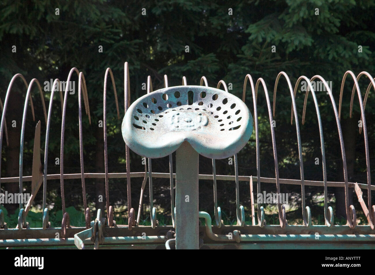 Un vecchio rastrello fieno si trova abbandonato in Boemia orientale, Repubblica Ceca Foto Stock