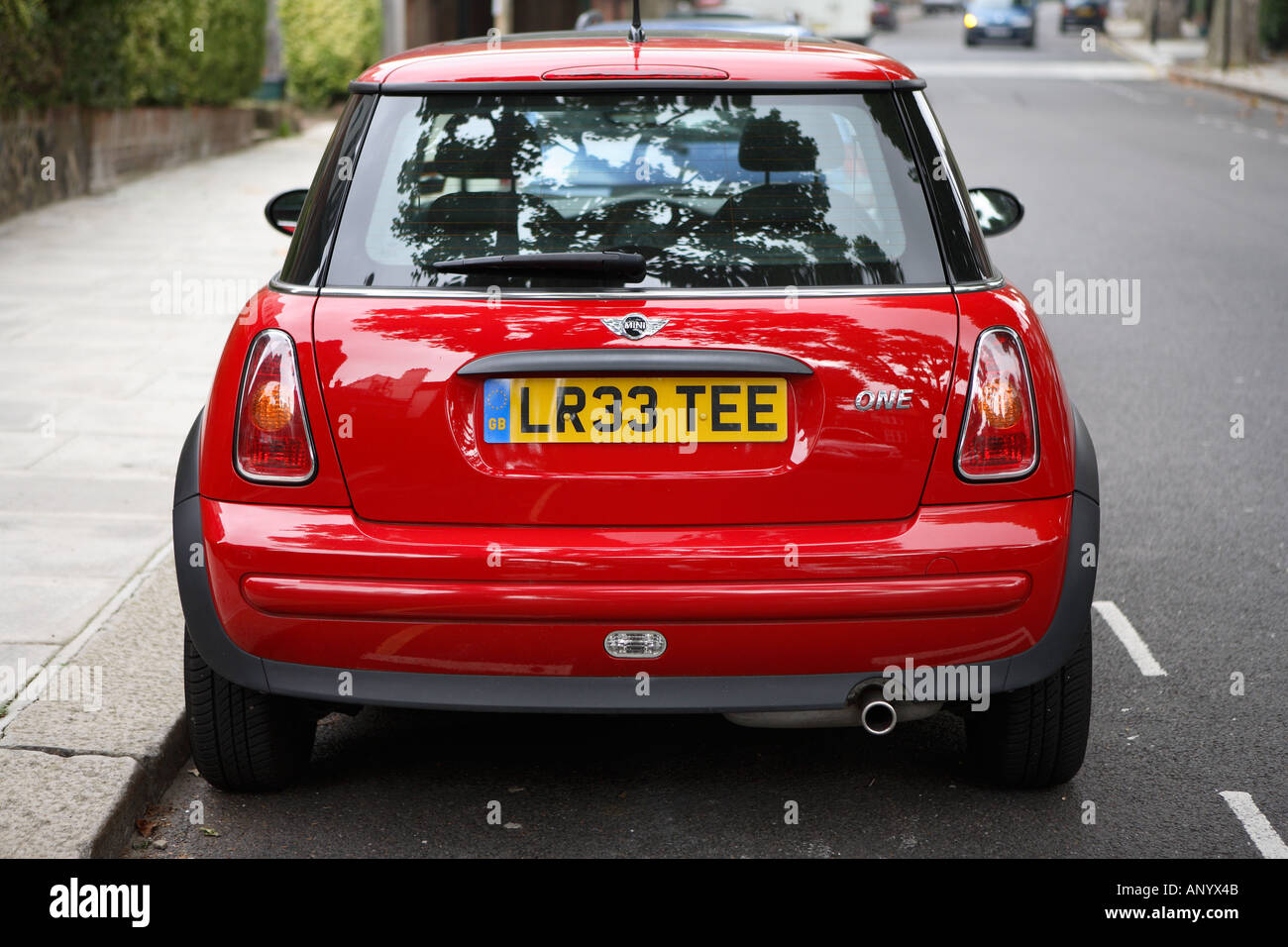 Red Mini una macchina parcheggiata in una piazzola in una strada di Londra England Regno Unito Foto Stock