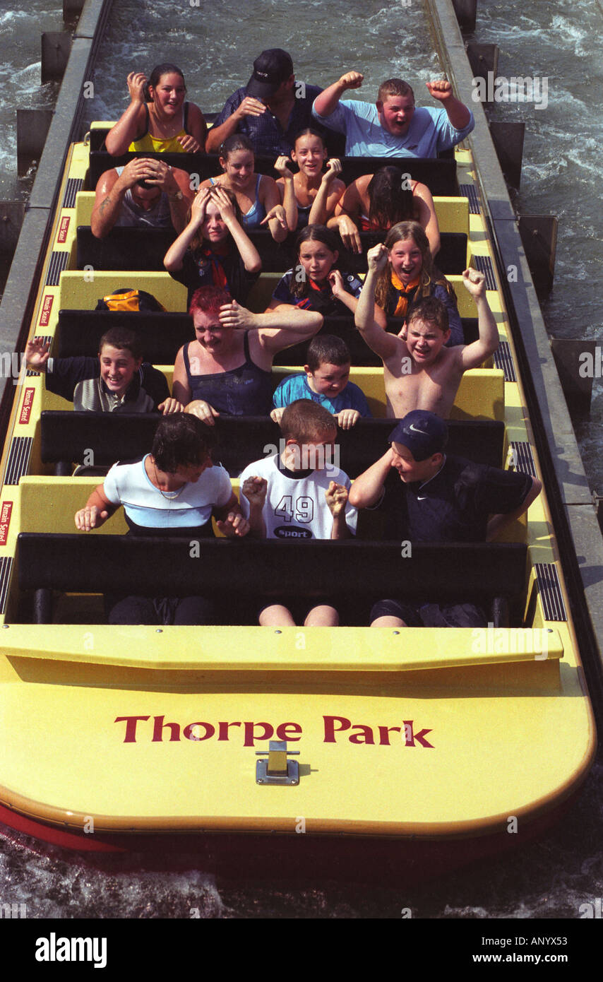 I bambini che si divertono sull'acqua ride a Thorpe Park, Regno Unito. Foto Stock