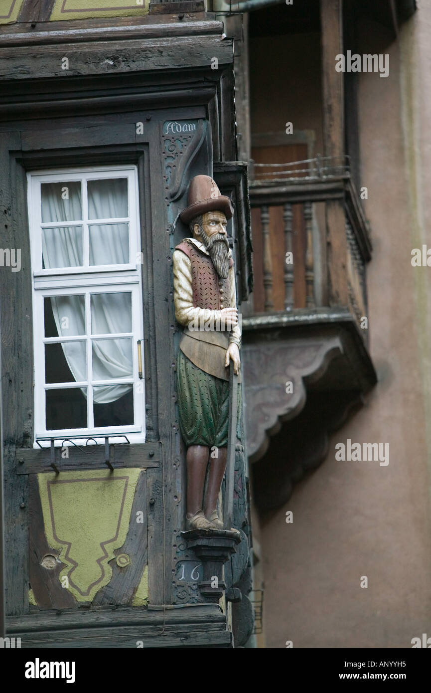 Francia, Alsazia (Haut Rhin), Colmar: la figura di Merchant dettaglio/ rue des Marchands Foto Stock