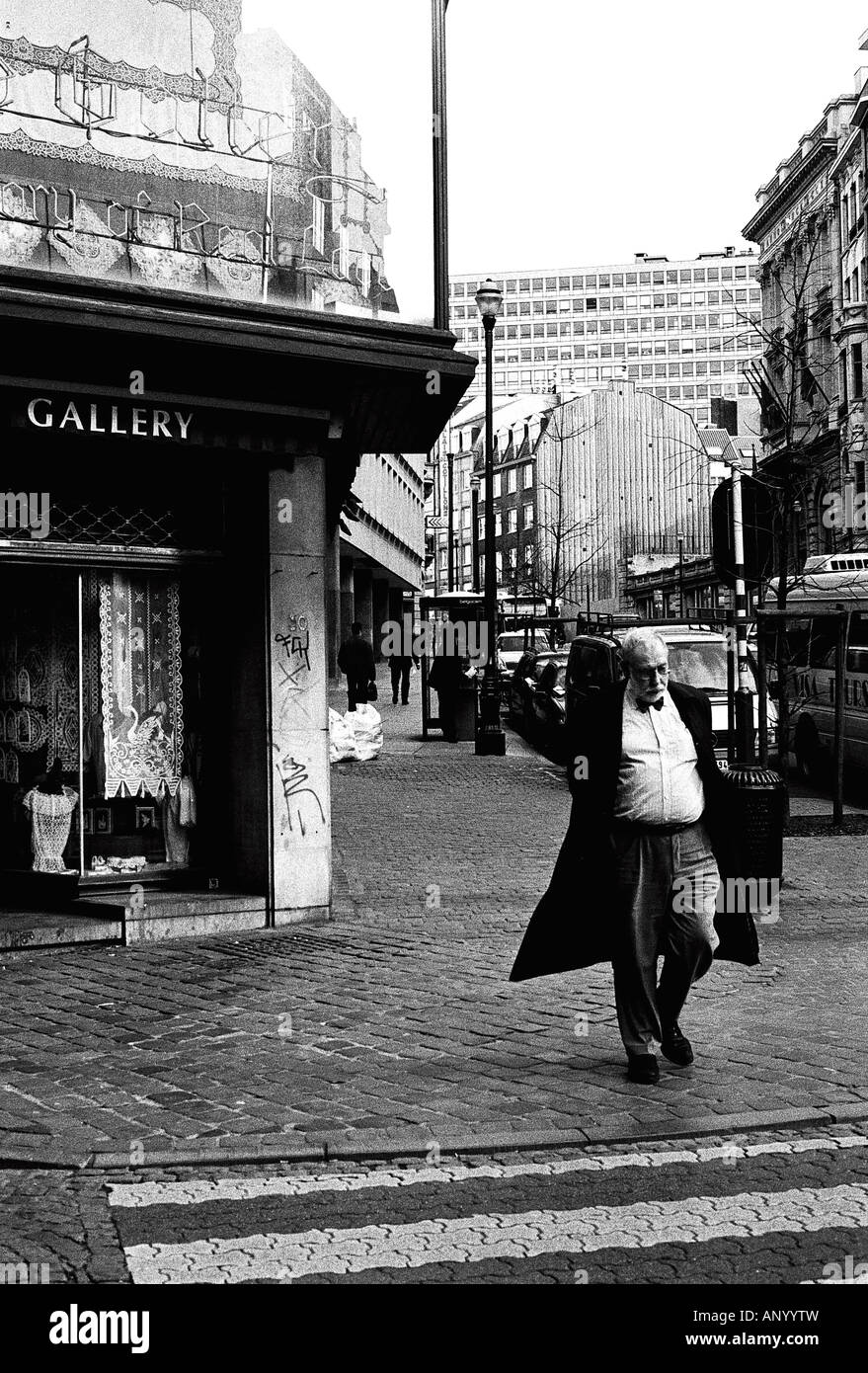 Un uomo a piedi nel centro di Bruxelles Foto Stock