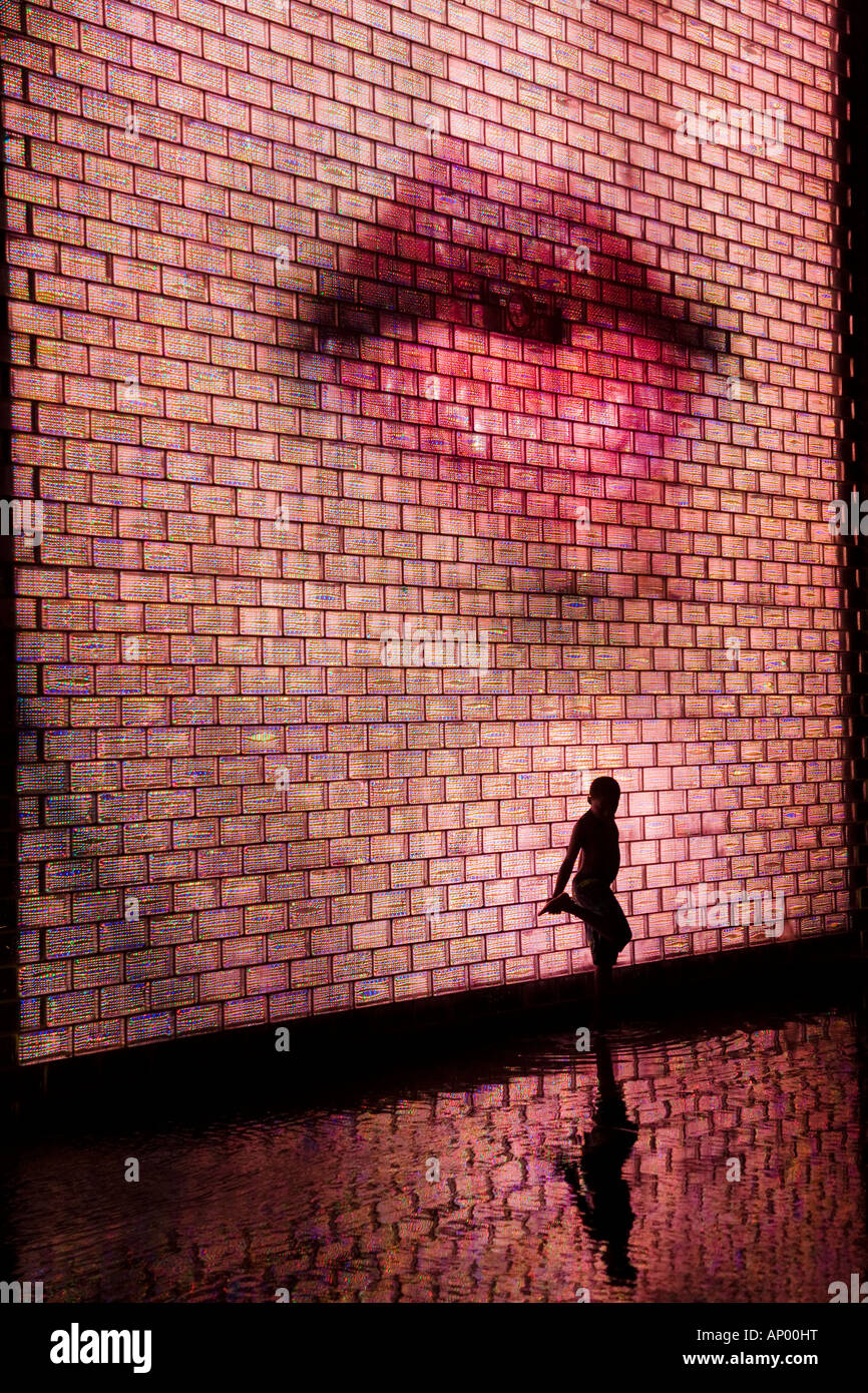 ILLINOIS Chicago Silhouette di un giovane ragazzo labbra su schermo video Crown Fontana nel Millennium Park notte persone riflessione permanente Foto Stock