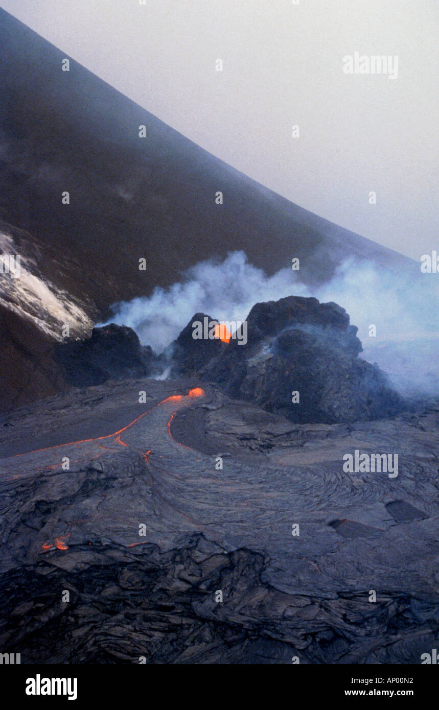 Tubo di lava di fumo sul puu oo cratere del vulcano Kilauea grande isola stato delle Hawaii usa Foto Stock