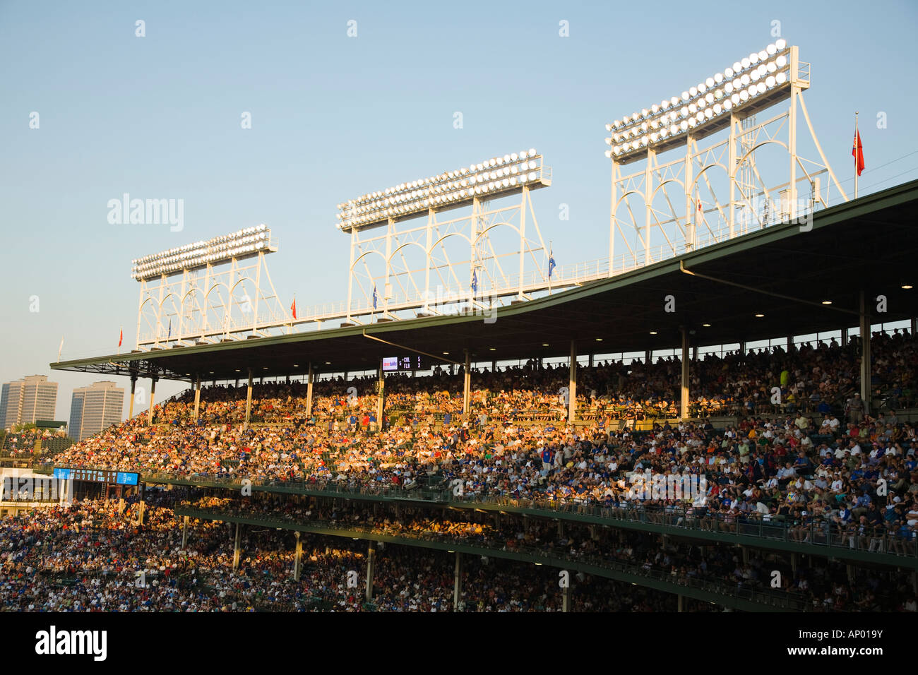 ILLINOIS Chicago folla nel ponte superiore a Wrigley Field night game stadium per Chicago Cubs professionale team di baseball Foto Stock