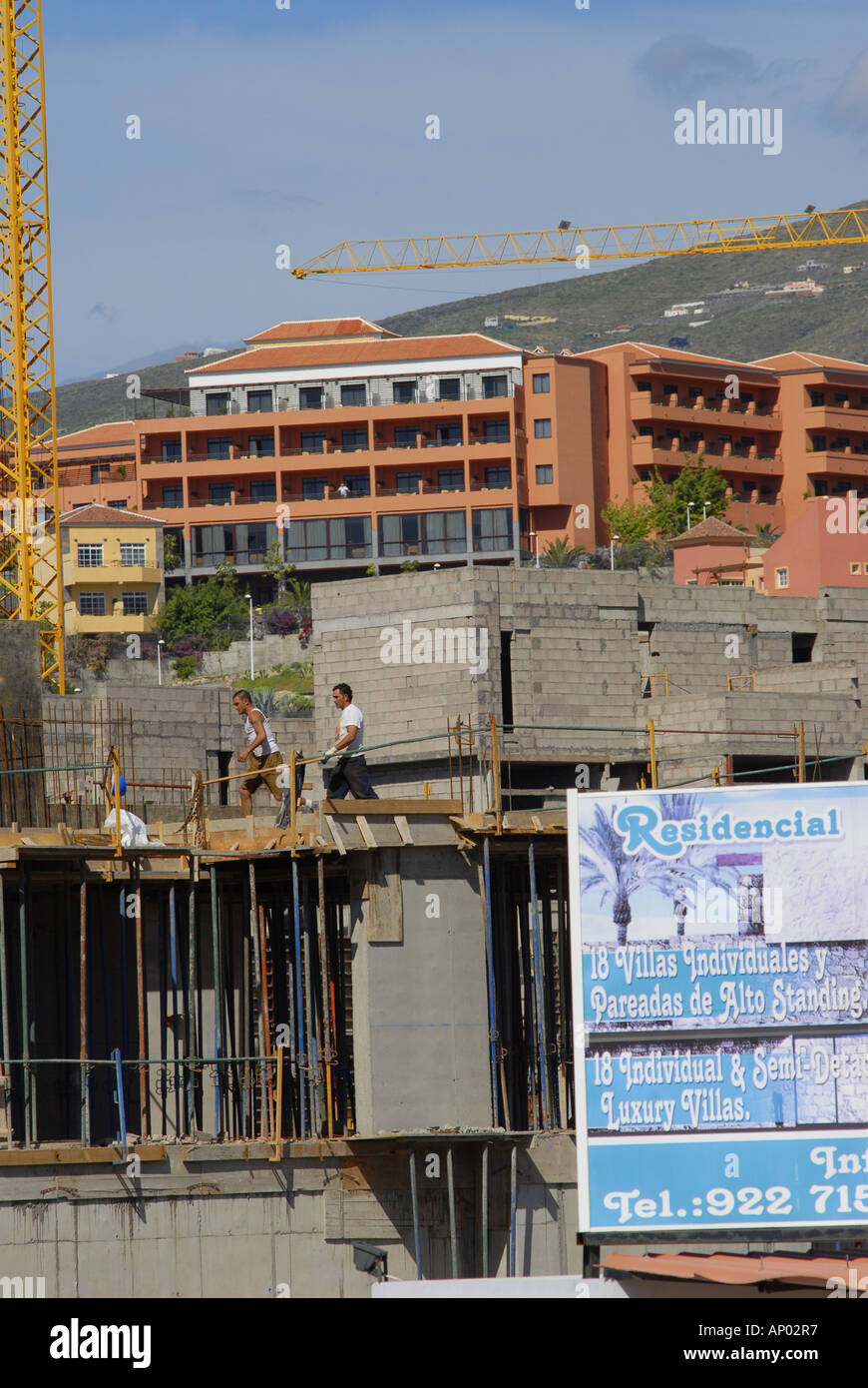 Teneriffa Spanien Wohnungsbau Baustelle Baukraene Baulaerm Belaestigung Immobilien Foto Stock