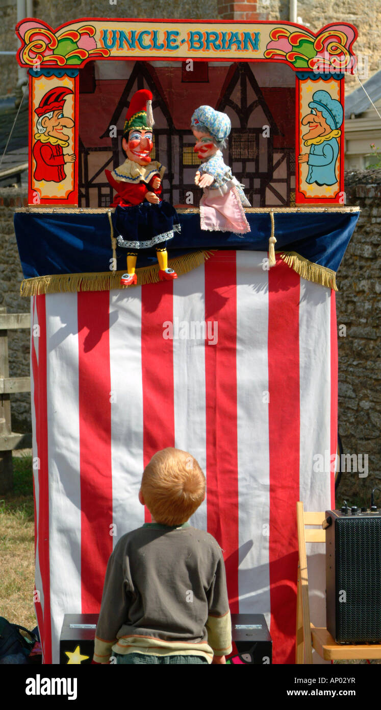 Punch e Judy a Longworth Oxfordshire Village Fete 2003 Foto Stock