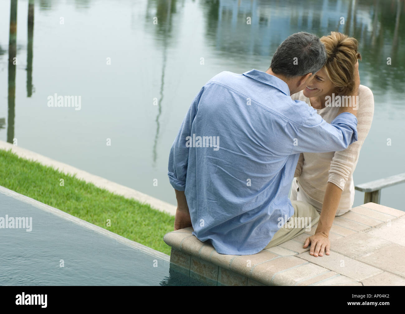 Giovane seduti a bordo di acqua Foto Stock