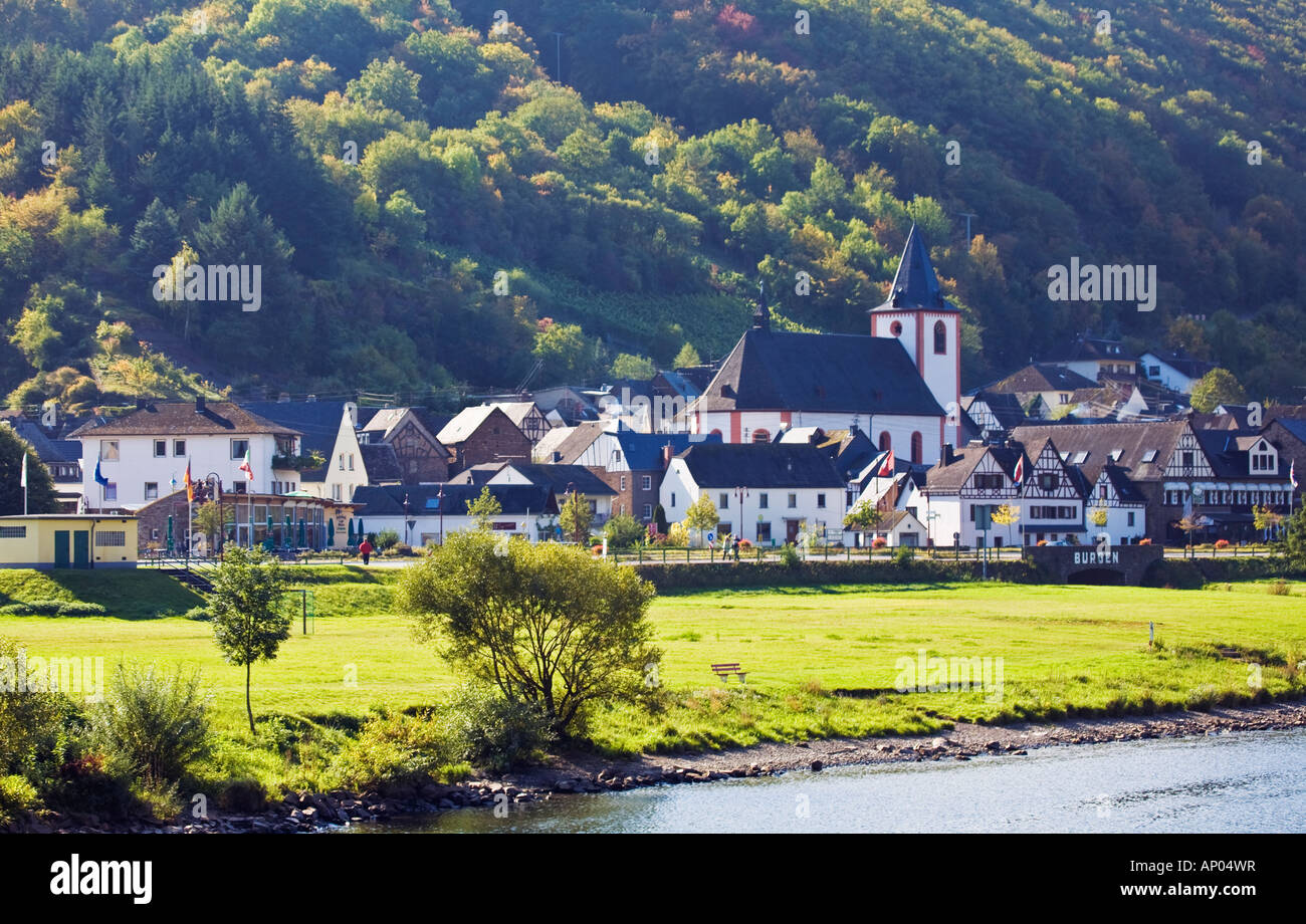 Vista di BURGEN VALLE DELLA MOSELLA IN GERMANIA DAL FIUME Foto Stock