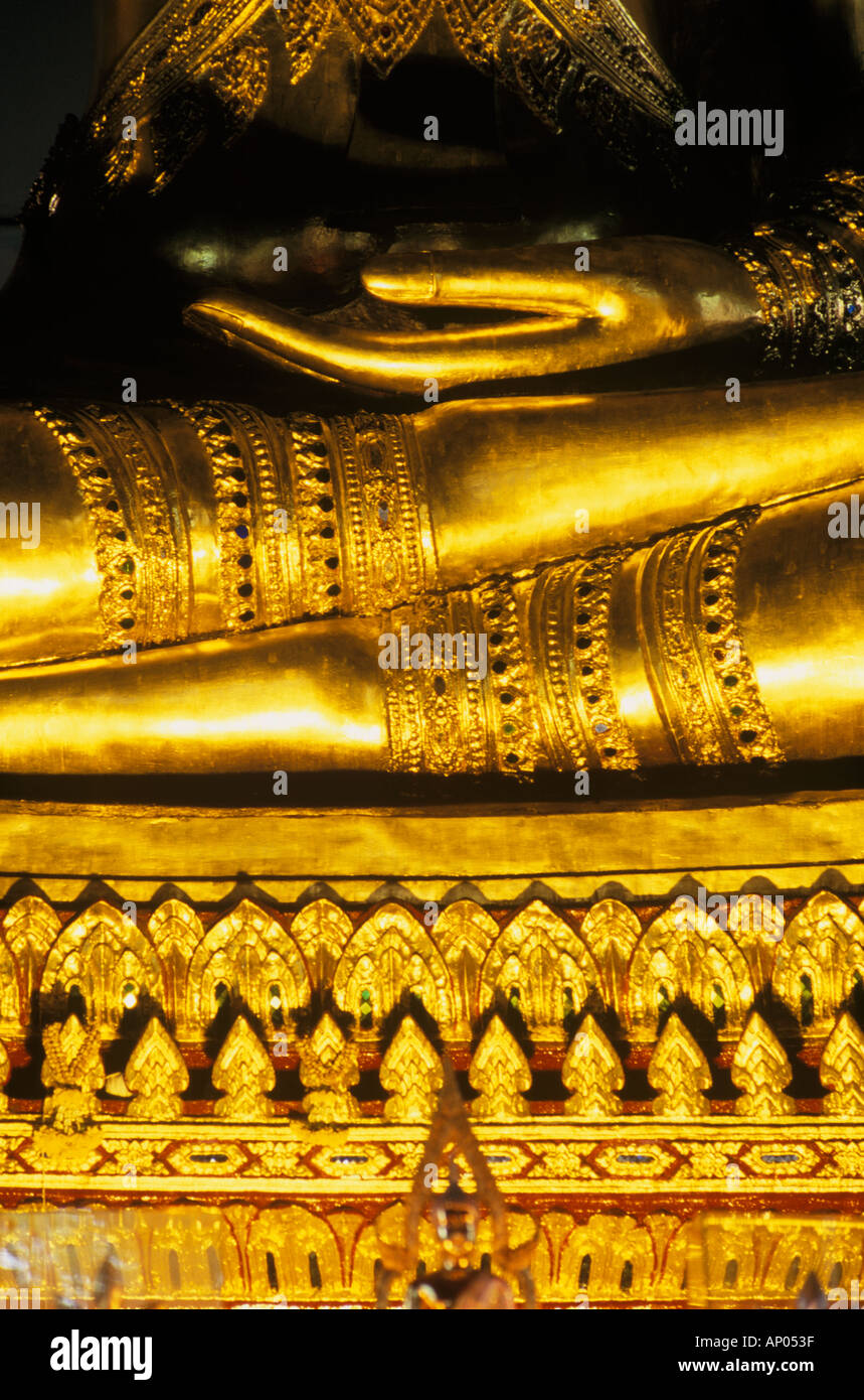 Piede a mano di 6 metro di buddha d'oro di Wat NA PRAMAN Wat Naphrameru costruito da RAMADHIBODI AYUTTHAYA THAILANDIA Foto Stock