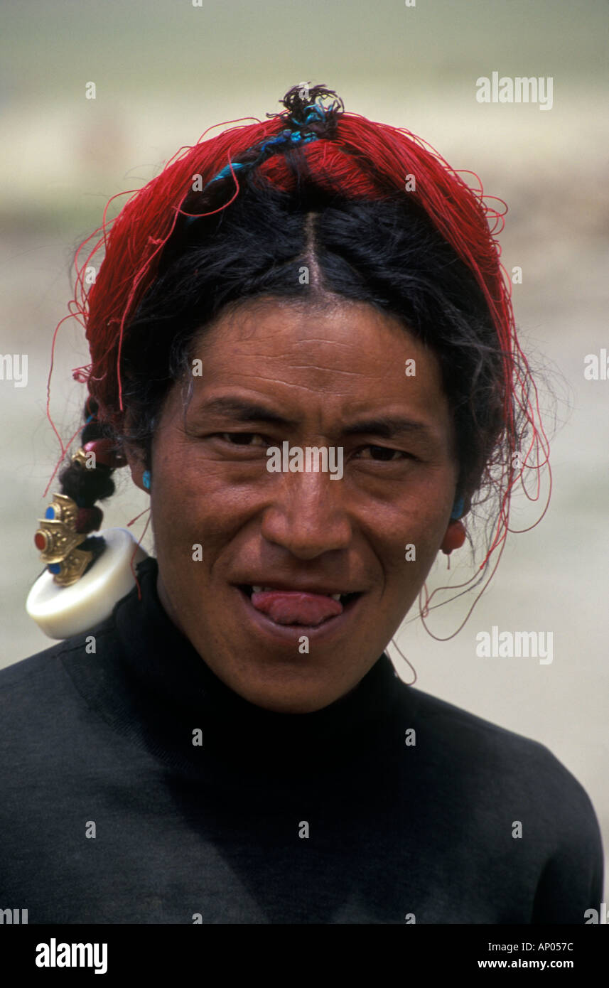 Un maschio DROKPA nomadi tibetani yak herder da KHAM wheres tassles rosso nei suoi capelli SUD TIBET OCCIDENTALE Foto Stock