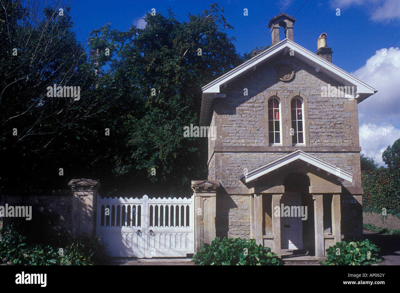 Pilton, Somerset, Regno Unito pietra Vittoriana lodge o gatehouse cottage in stile Italianamente accanto a cancelli di ingresso alla grande casa 1847 Foto Stock