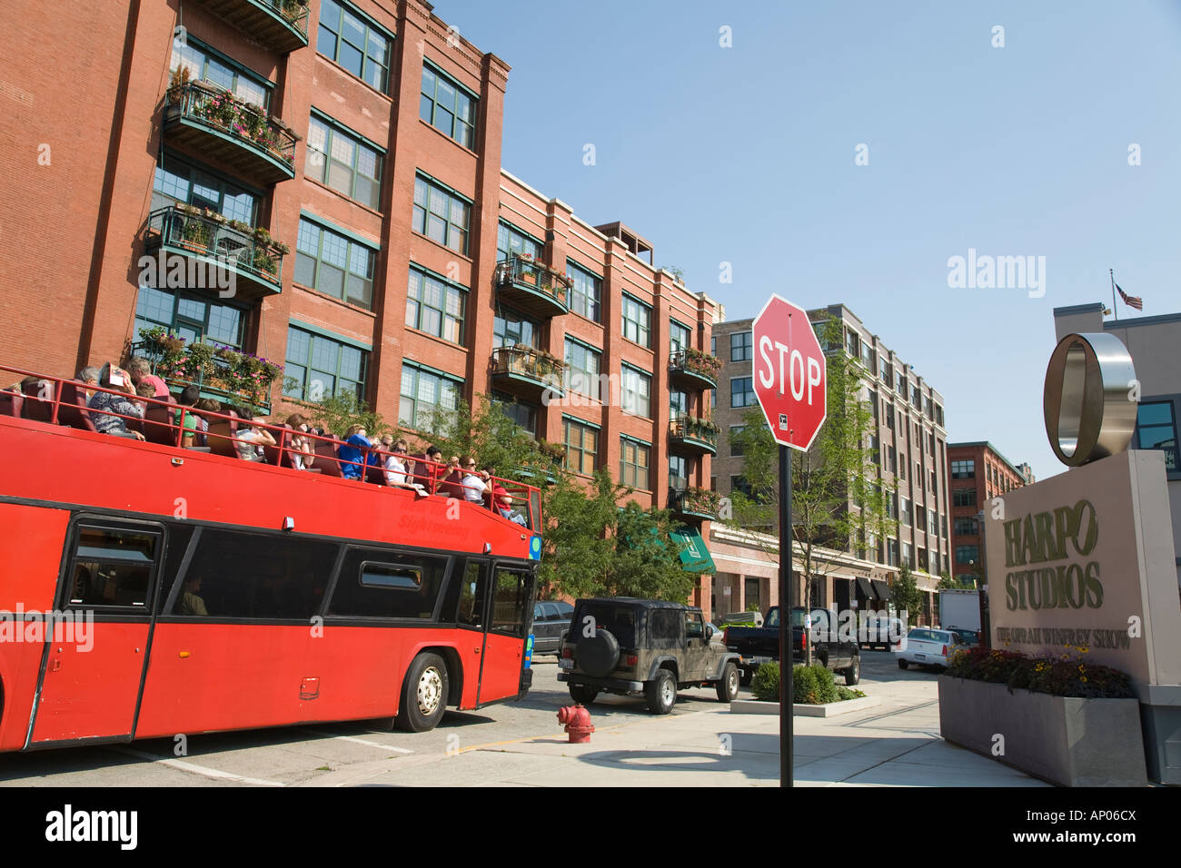 ILLINOIS Chicago Red double decker bus tour,segno per gli Harpo Studios posizione per Oprah Winfrey i turisti a bordo Foto Stock