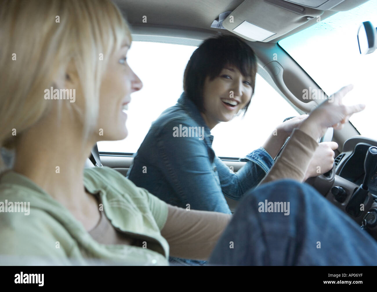 Due giovani femmina adulta amici in auto insieme Foto Stock