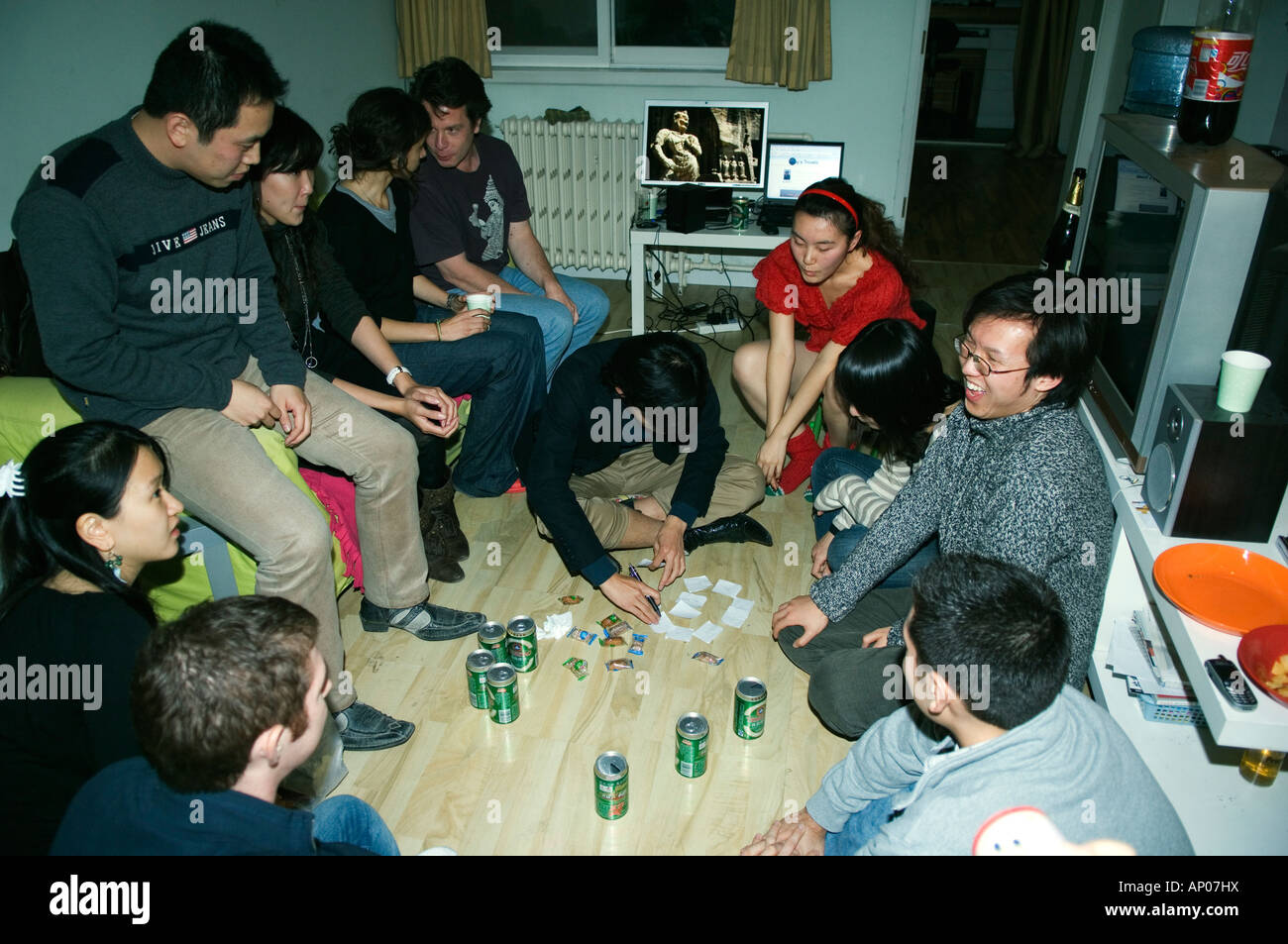 Un house party con cinesi e stranieri expat Pechino CINA Foto Stock