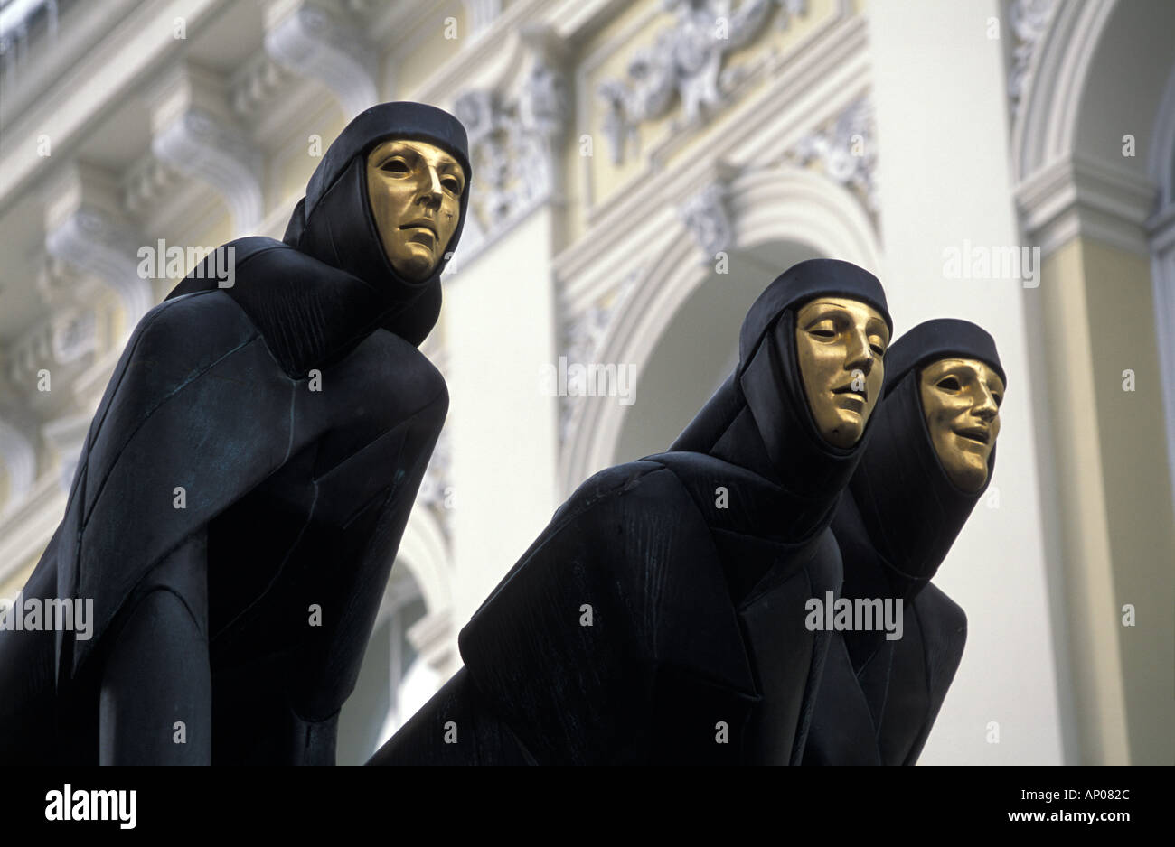 La statua Festa del Muse in Vilnius Lituania raffigura da sinistra il dramma della tragedia e della commedia Foto Stock