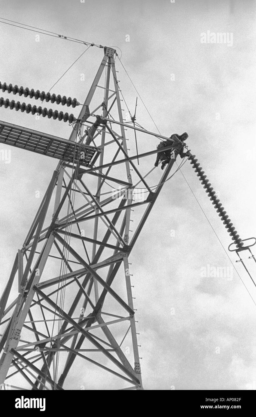 Un lavoratore edile costruzione di un pilone elettrico in Massachusetts, STATI UNITI D'AMERICA Foto Stock