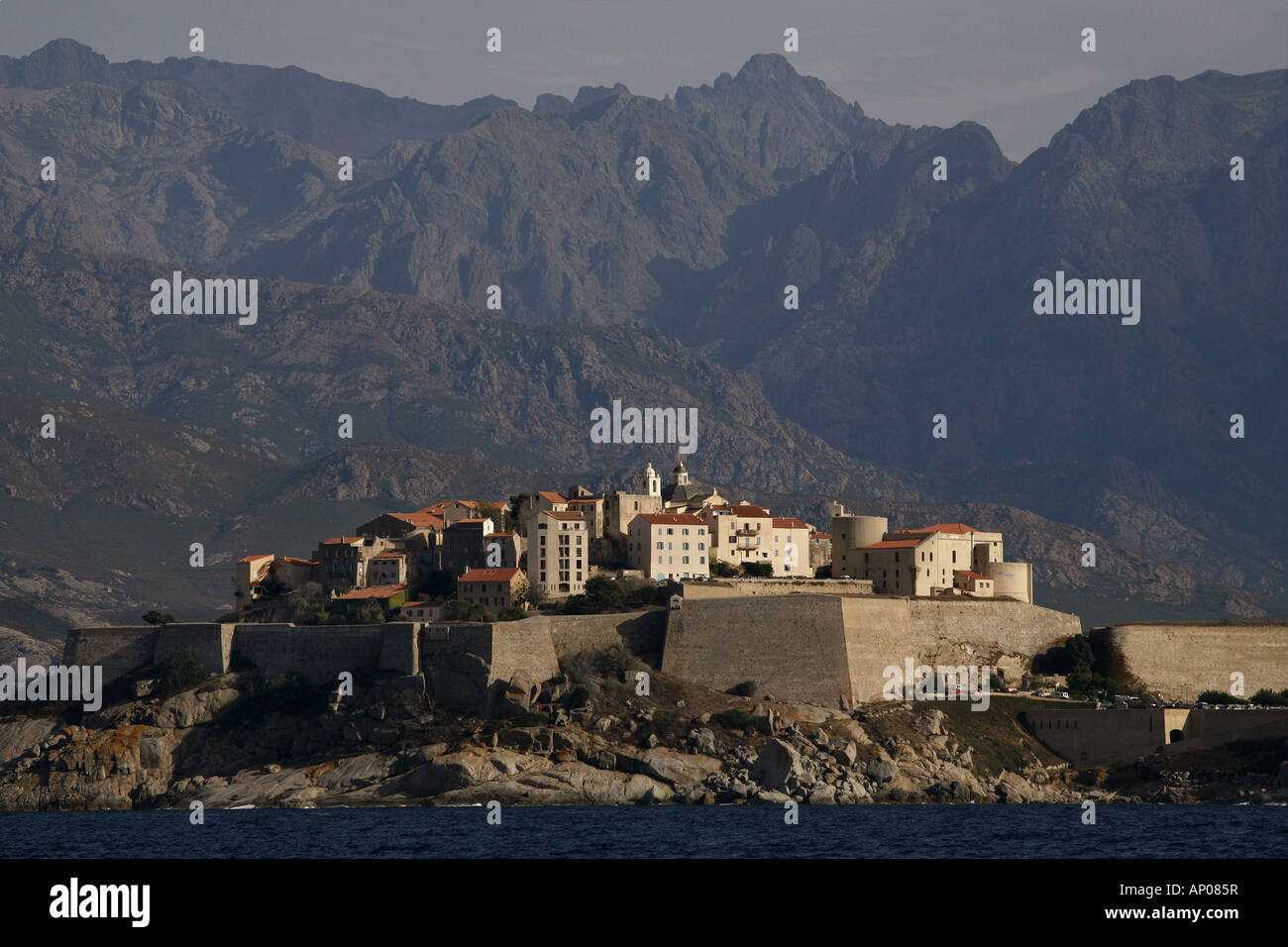 Cittadella di Calvi con il Monte Cinto in background, Calvi, Corsica, Francia Foto Stock