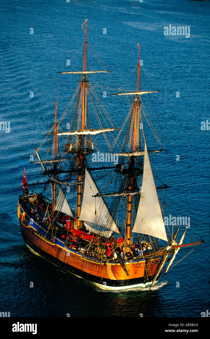Adopera la replica del famoso James Cook s barca lasciando Göteborg porto s Svezia Foto Stock