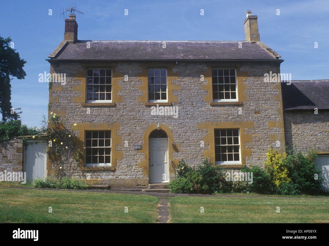 Halford, Warwickshire UK fine Georgian quattro quadrati di casale in pietra con annesso fienile Foto Stock