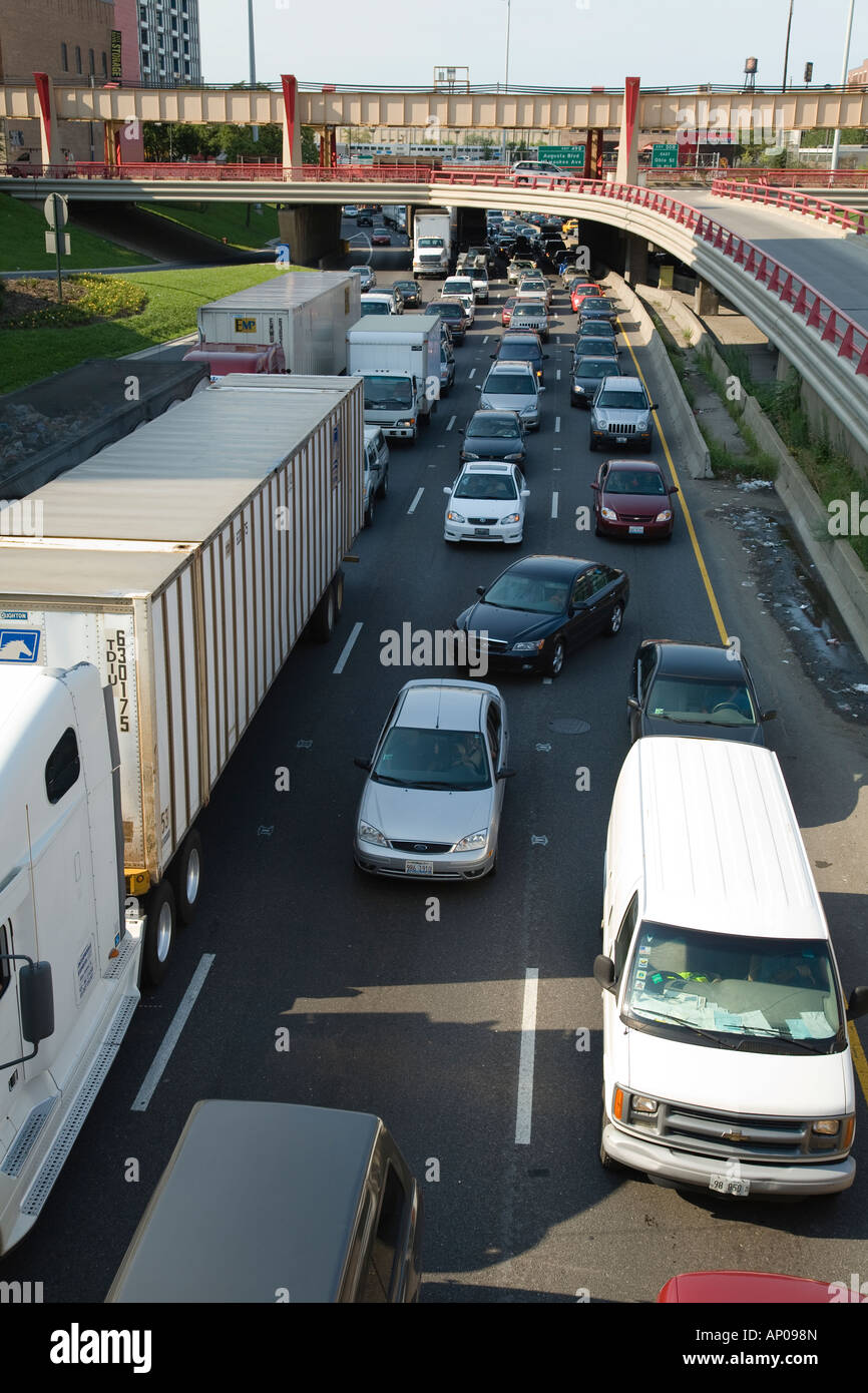 ILLINOIS Chicago il traffico su Kennedy Expressway Interstate Highway corsie multiple di veicoli Foto Stock