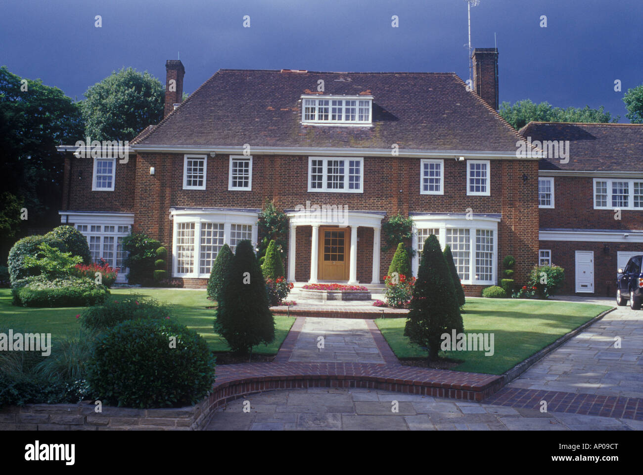 Auspicabile neo georgiano casa distaccata, Hampstead, Londra del nord REGNO UNITO visto nel passaggio di sole e ombra Foto Stock