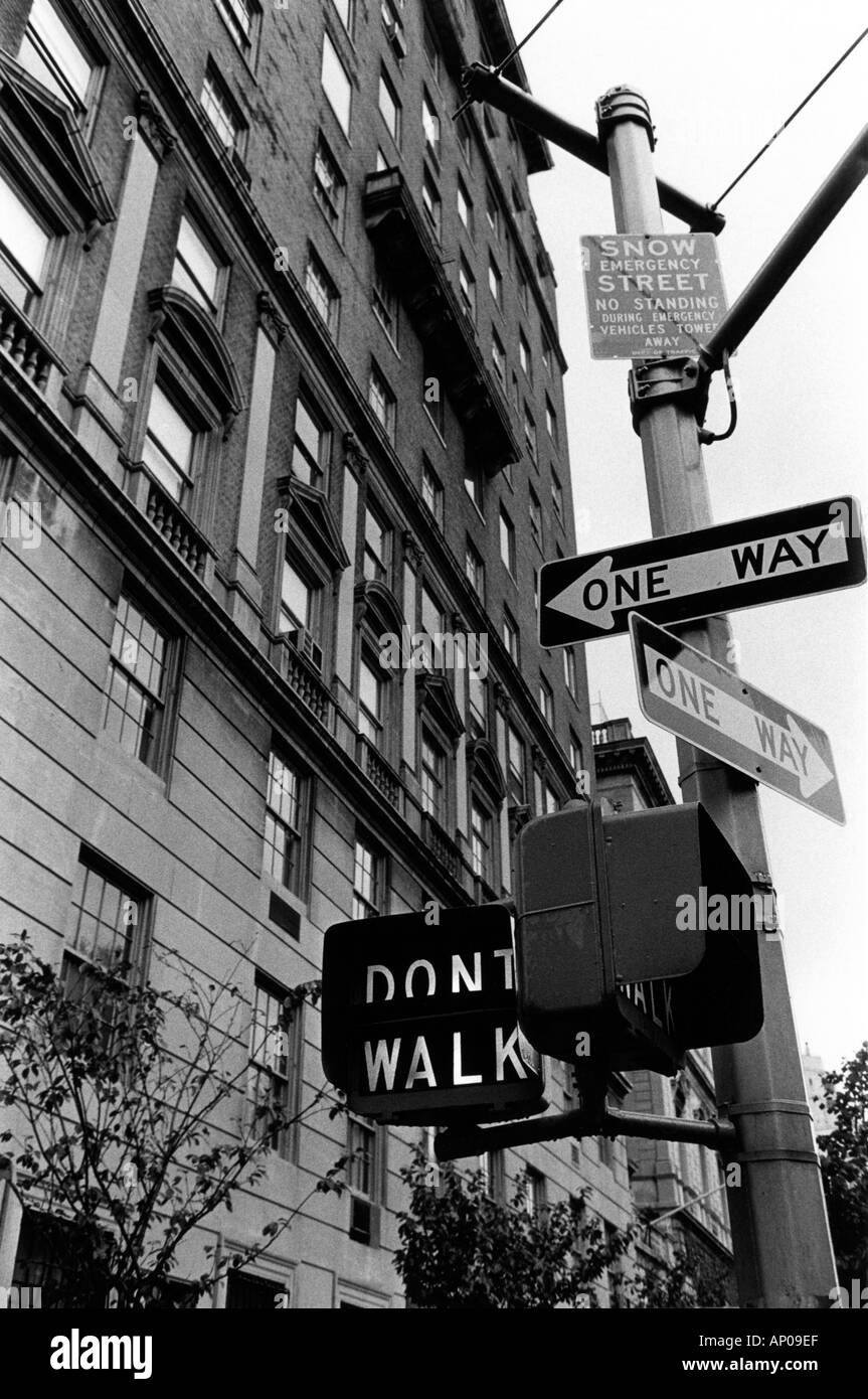 Bianco e nero monocromatico di segnaletica stradale in New York Stati Uniti dicendo DONT A PIEDI E UN MODO Foto Stock