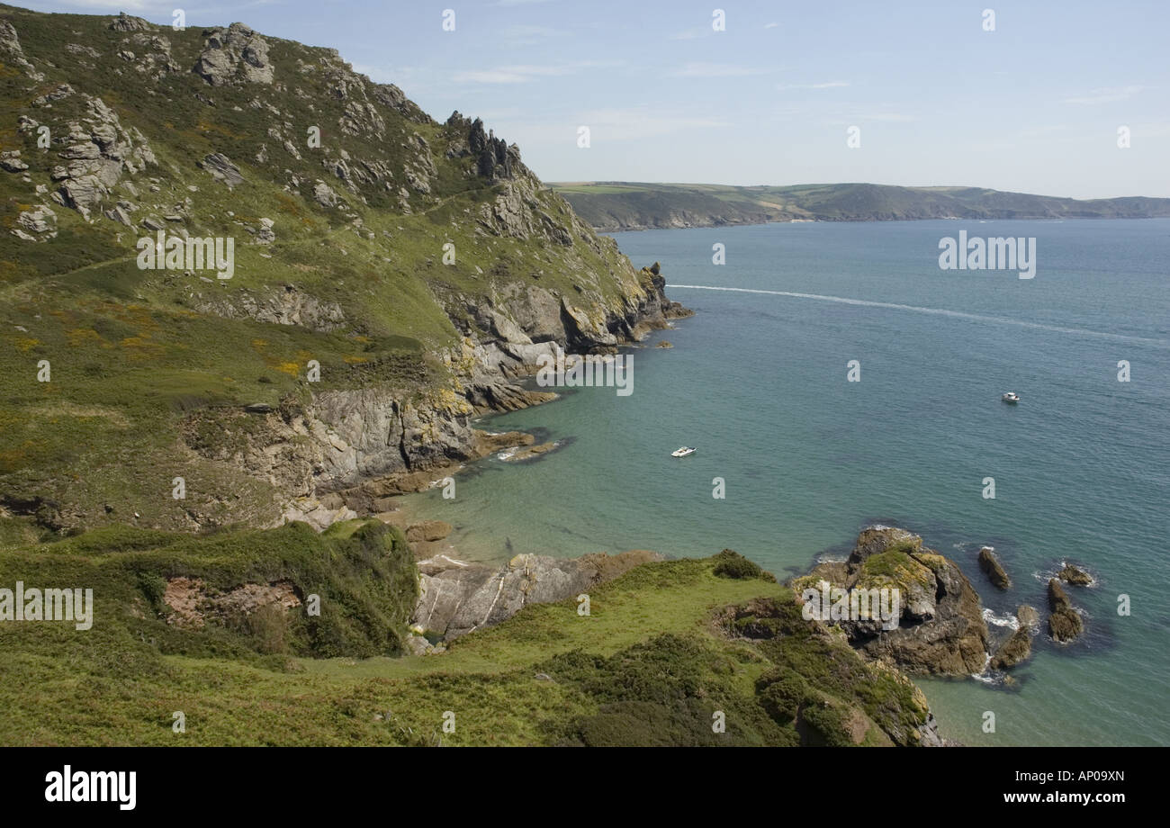 Guardando a Nord di Sharp Tor e stracci attraverso Starehole Bay, con Portlemouth giù nella distanza a destra Foto Stock