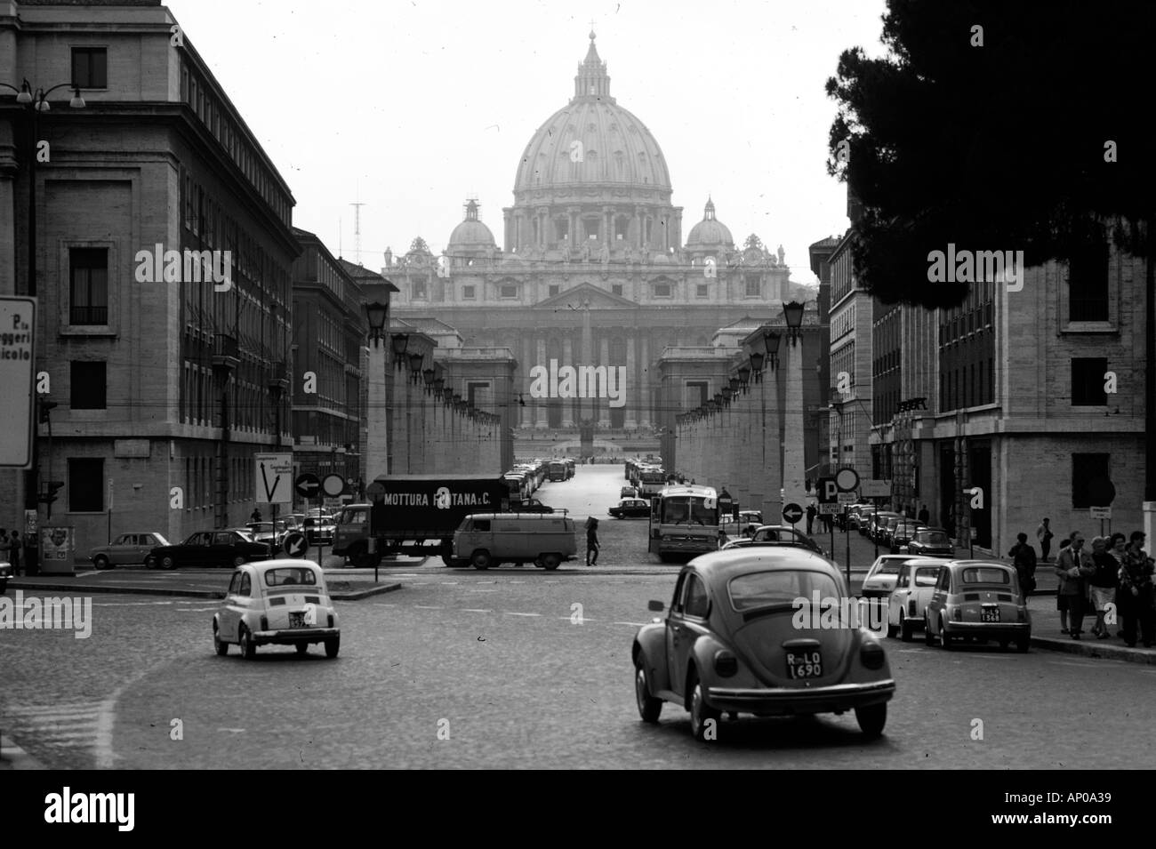 In bianco e nero della Basilica di San Pietro a Roma con il quotidiano City in primo piano Foto Stock