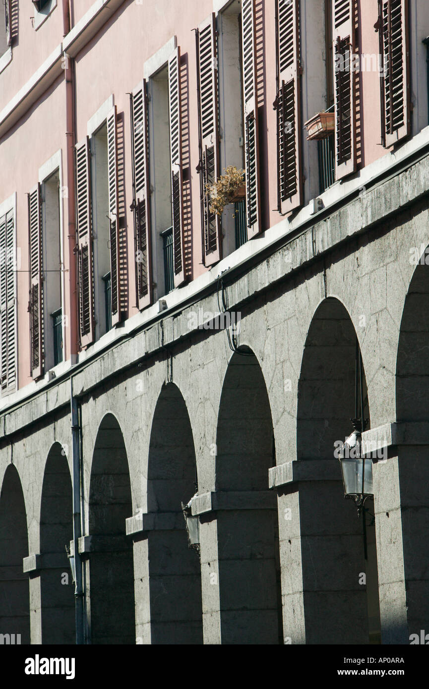 Francia, sulle Alpi francesi (Savoie), Chambery: Rue de Boigne, dettaglio di Street Arcade Foto Stock