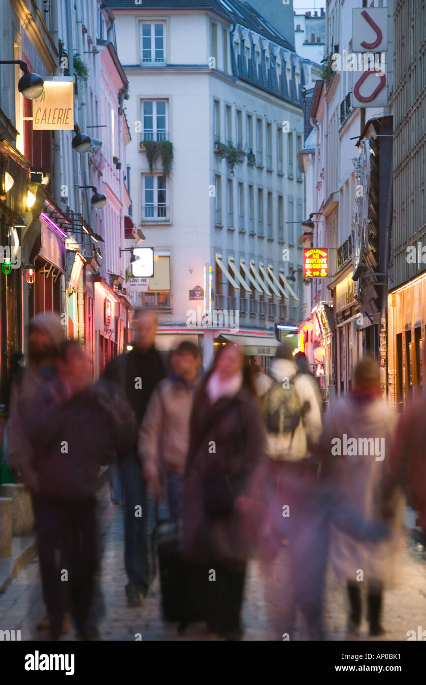 Francia, Parigi, Bastille Area: rue Trousseau, pedoni / inizio serata Foto Stock