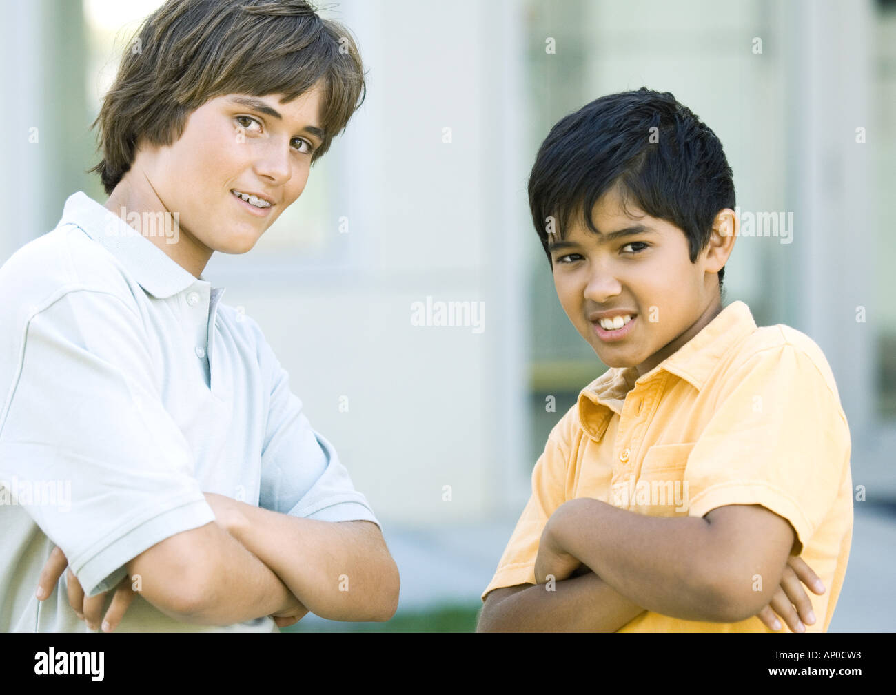 Preteen boys con le braccia incrociate Foto Stock