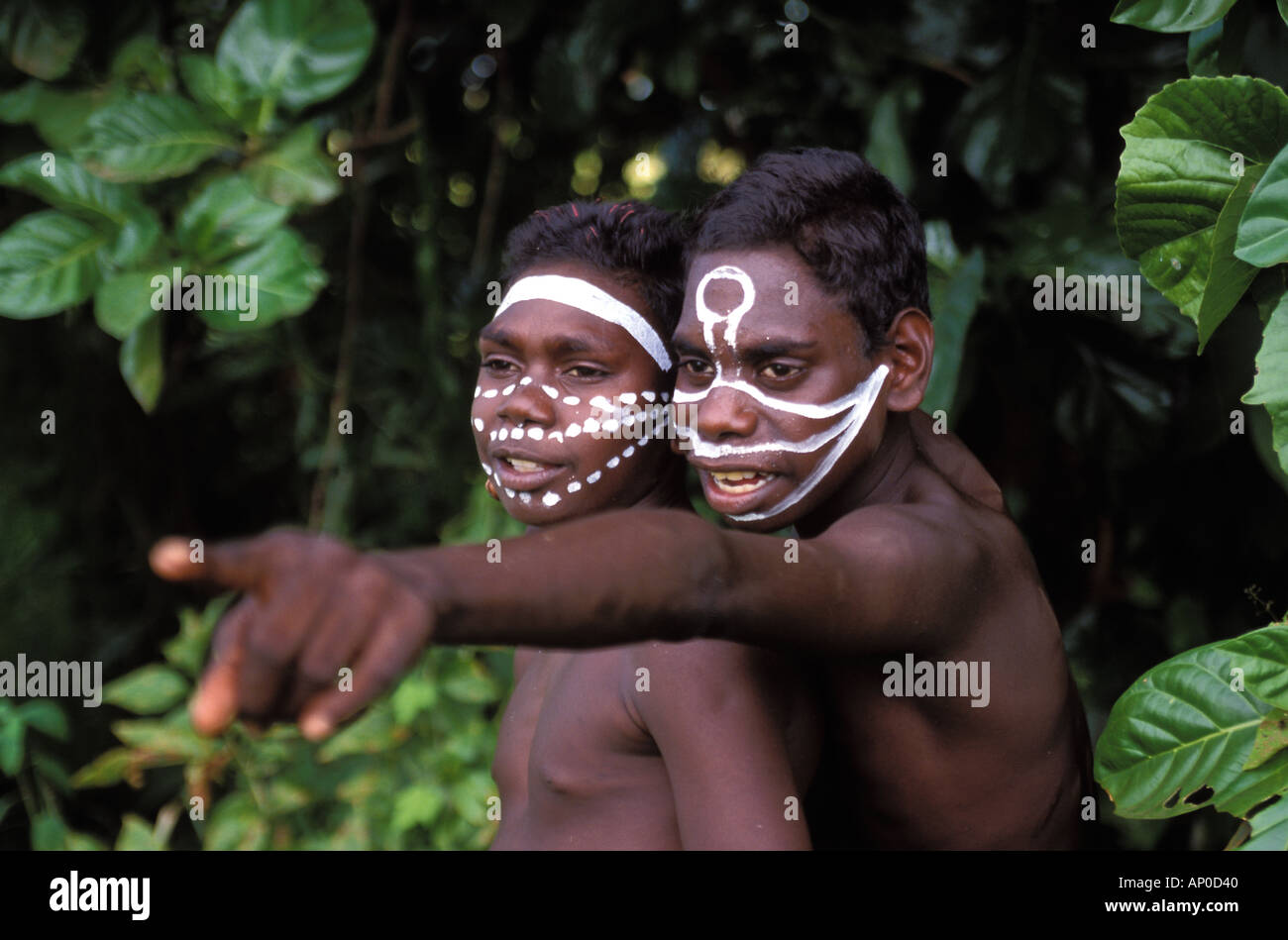 Ragazzi aborigeni dipinta con i loro totem simbolico di Arnhem Land Australia Foto Stock