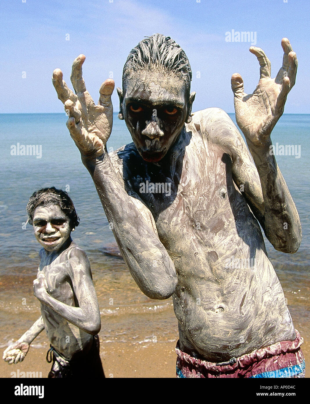 Ragazzi aborigeni la vernice con argilla bianca per il divertimento sulla spiaggia di Arnhem Land Australia Foto Stock