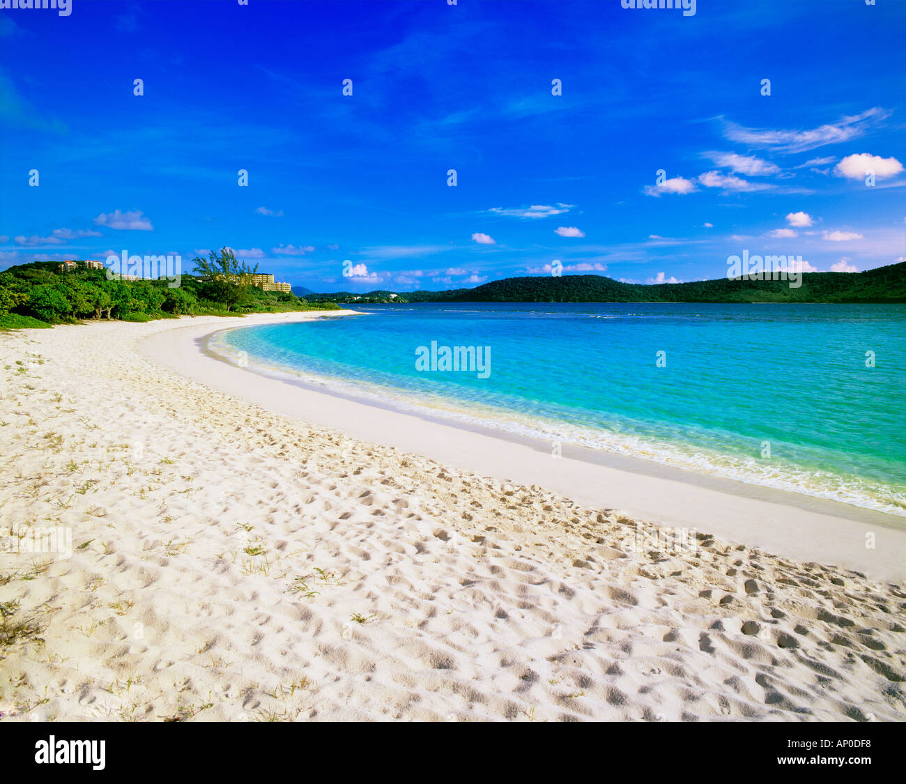 La sabbia bianca e il mare turchese al di sotto di un luminoso cielo blu a Lindquist Beach St Thomas Isole Vergini Americane Foto Stock