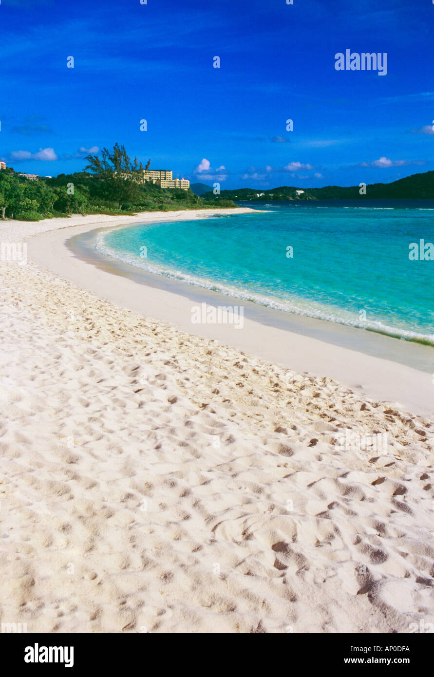 Incontaminate di sabbia bianca e mare turchese al di sotto di un luminoso cielo blu a Lindquist Beach St Thomas US Virgin Island Foto Stock