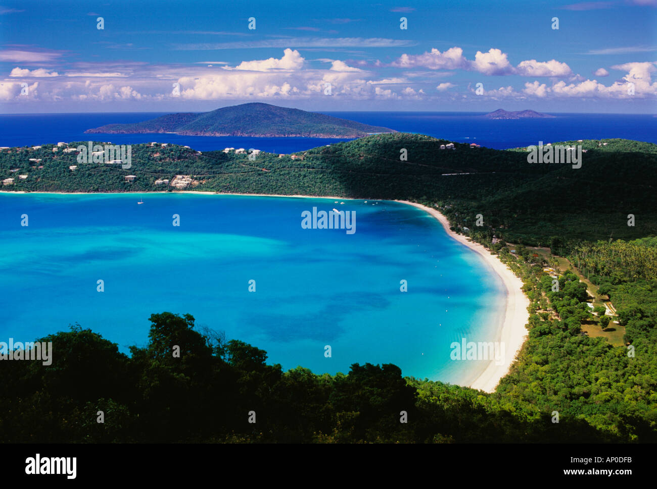 Vista aerea della Magens Bay Beach St Thomas US Virgin Islands turchese del Mare Azzurro cielo lussureggianti montagne verdi Foto Stock