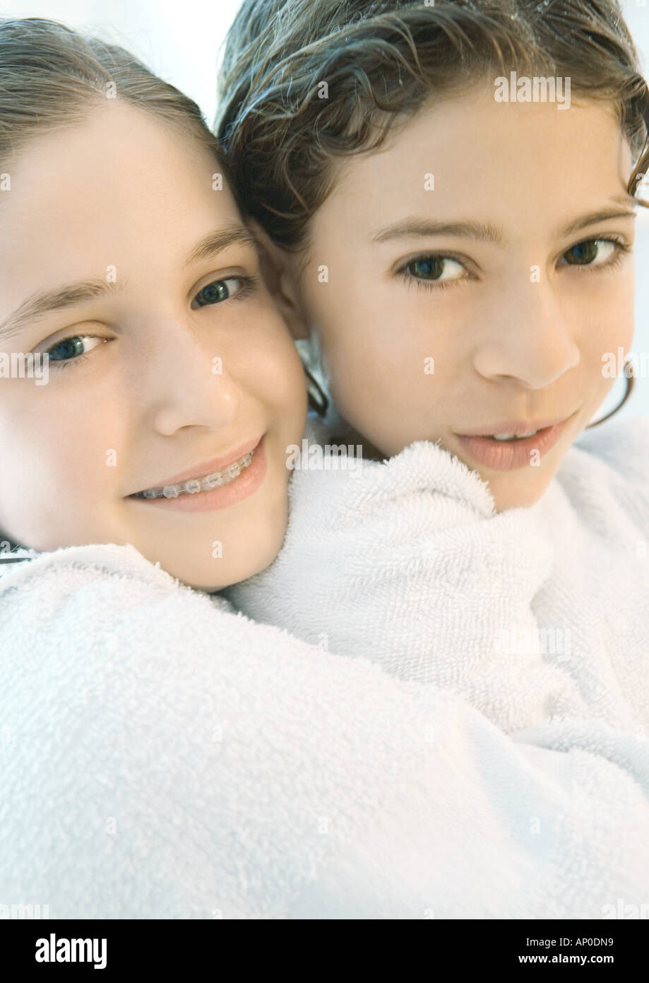 Due ragazze avvolto in asciugamani Foto Stock