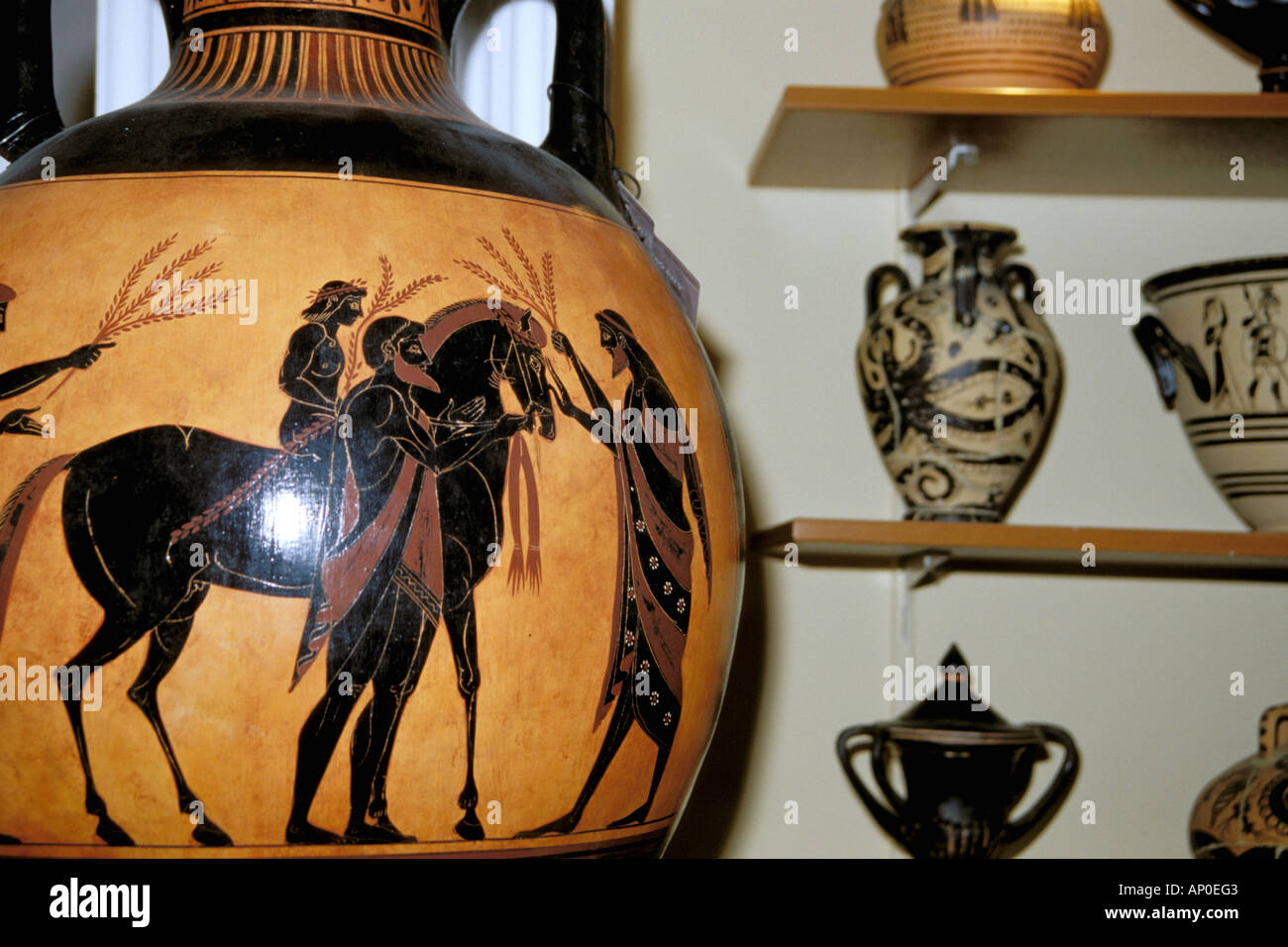In Europa, in Grecia, Amforgeas. Area dello Shopping, vasi in ceramica del periodo Archaic-Classic (700-332 a.C.) copie del museo Foto Stock