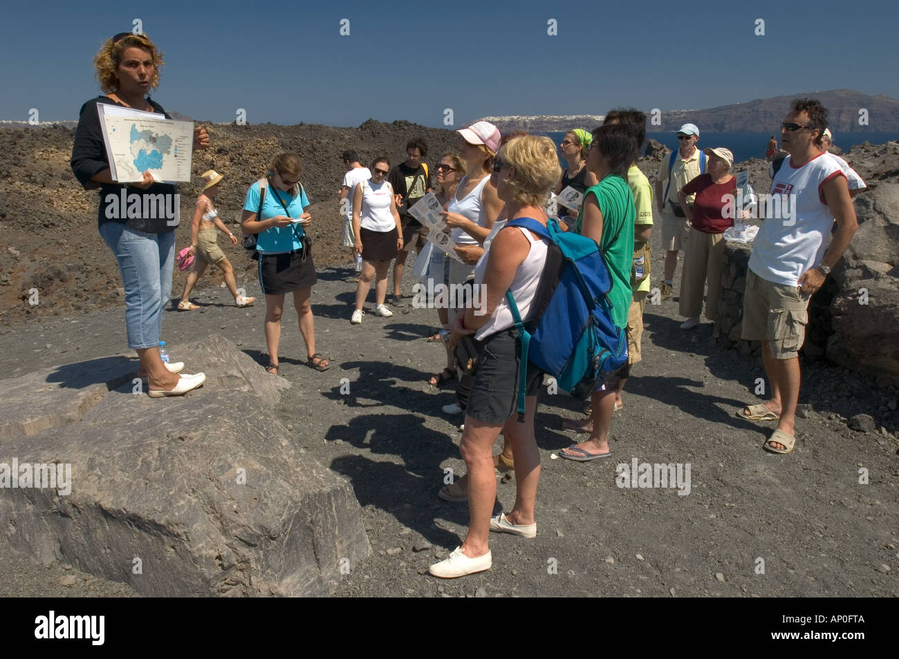 In Europa, in Grecia, Dodecaneso, Santorini. Ascolto di guida in corrispondenza dell'isolotto vulcanico di Megali Kameni Foto Stock