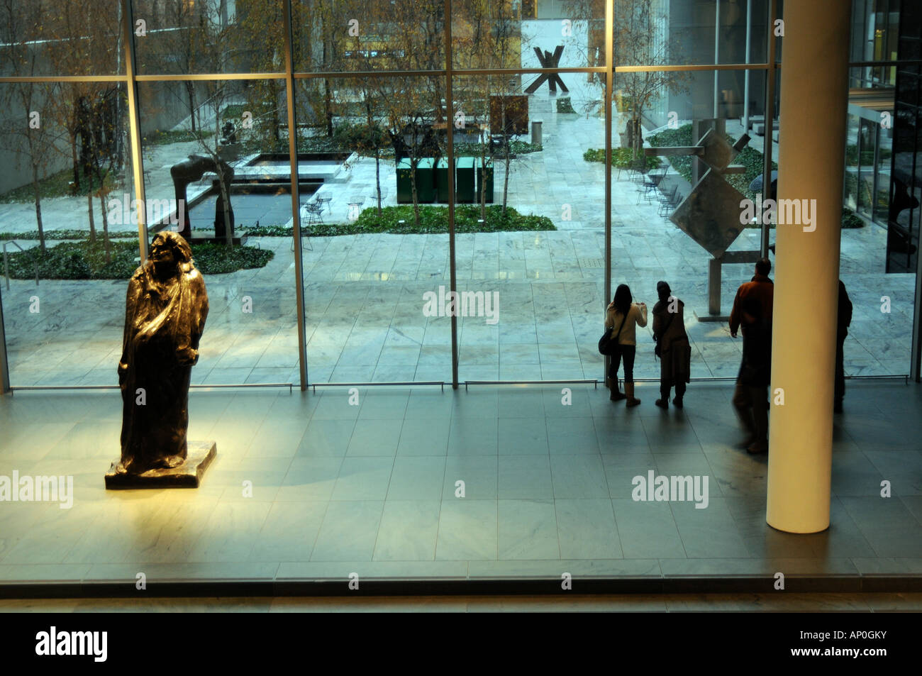 Guardando fuori in giardino di sculture il Museo di Arte Moderna di New York NY USA Foto Stock