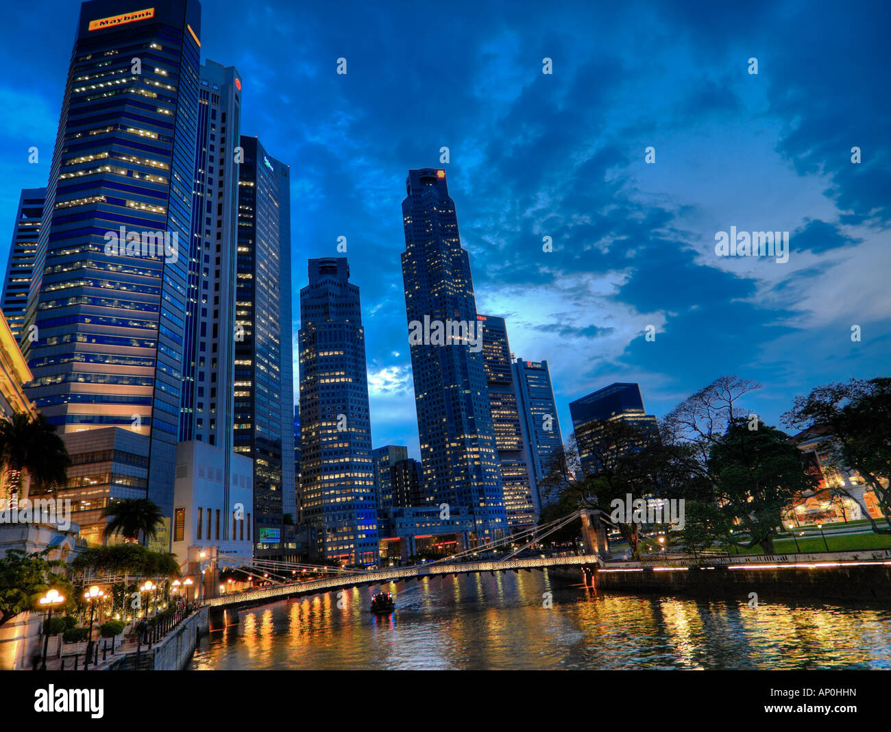 Il fiume Singapore come si vede dalla Anderson Bridge al crepuscolo Foto Stock