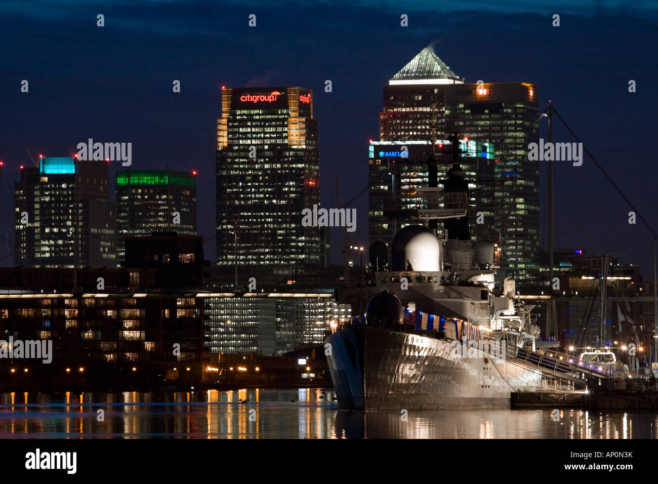 HMS Exeter al centro Excel London Boat Show 2008 - Canary Wharf in background. Foto Stock