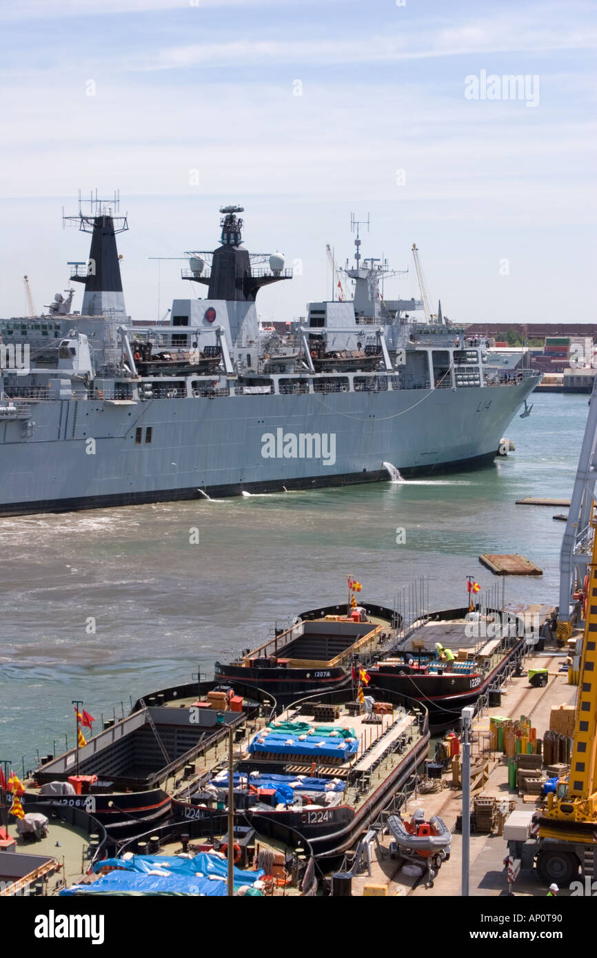 Nave manoevering in Portsmouth navy dock Foto Stock