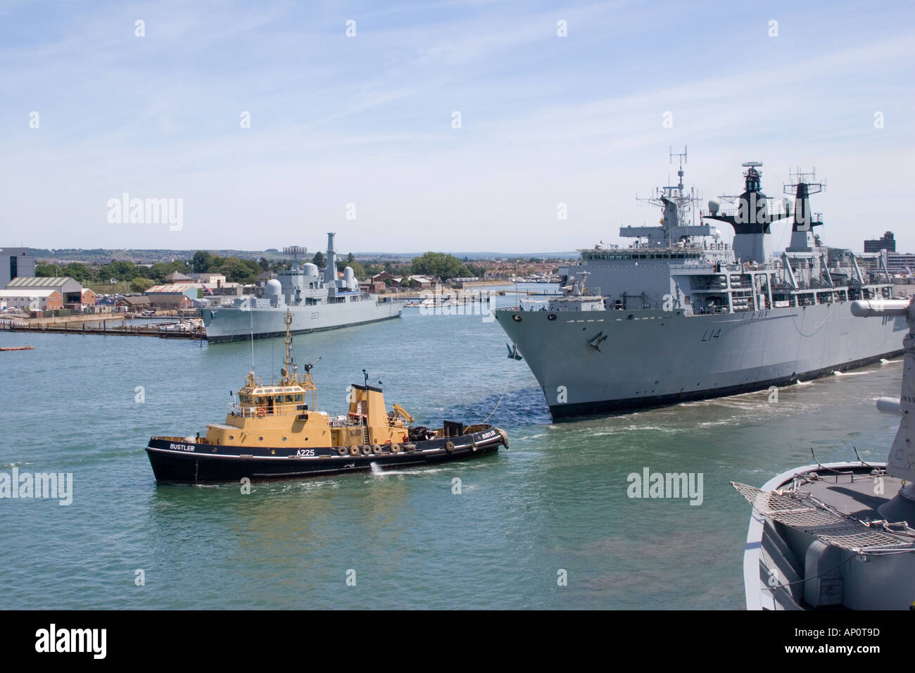 Nave manoevering in Portsmouth navy dock Foto Stock