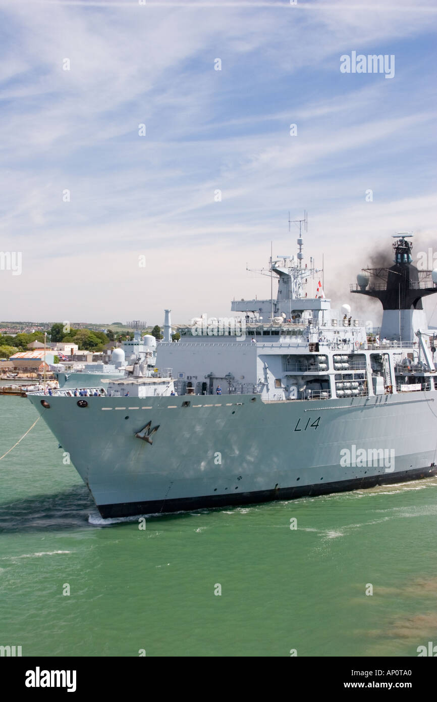 Nave manoevering in Portsmouth navy dock Foto Stock