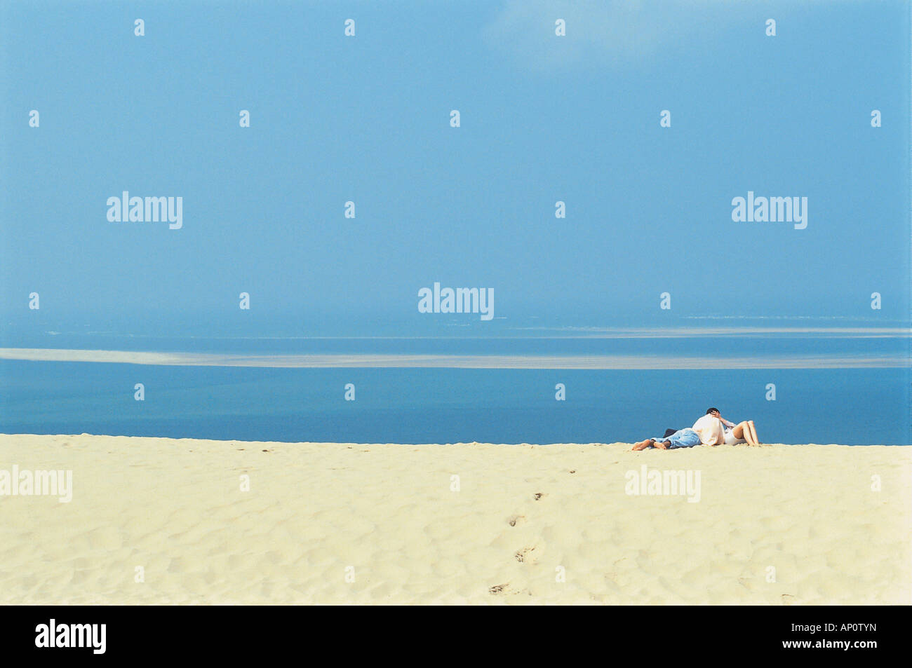 Paio di crogiolarvi al sole, a prendere il sole, la grande duna di Pilat, Dune de Pilat, Aquitaine, Francia Foto Stock