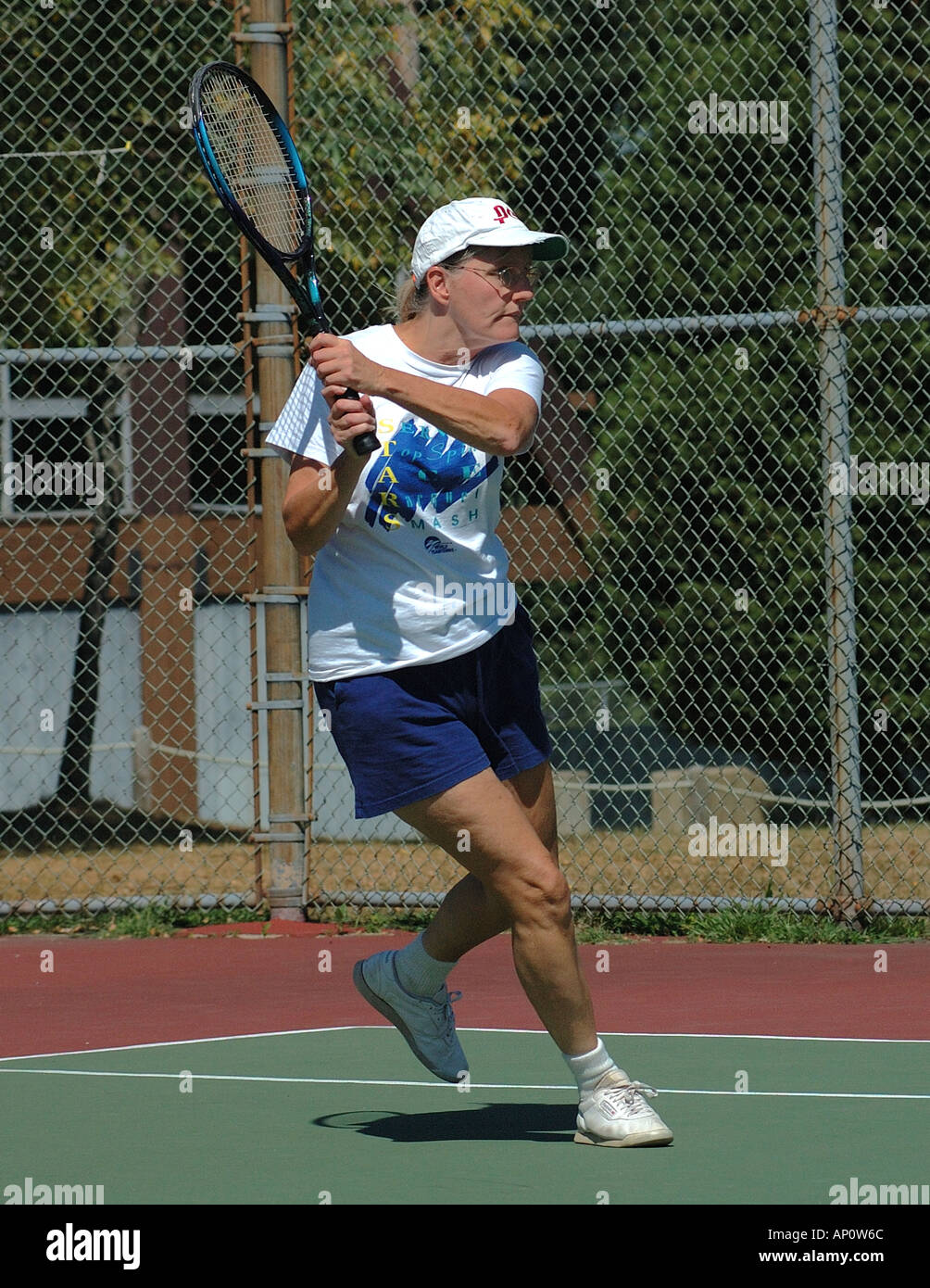 Donna matura gioca tennis Foto Stock
